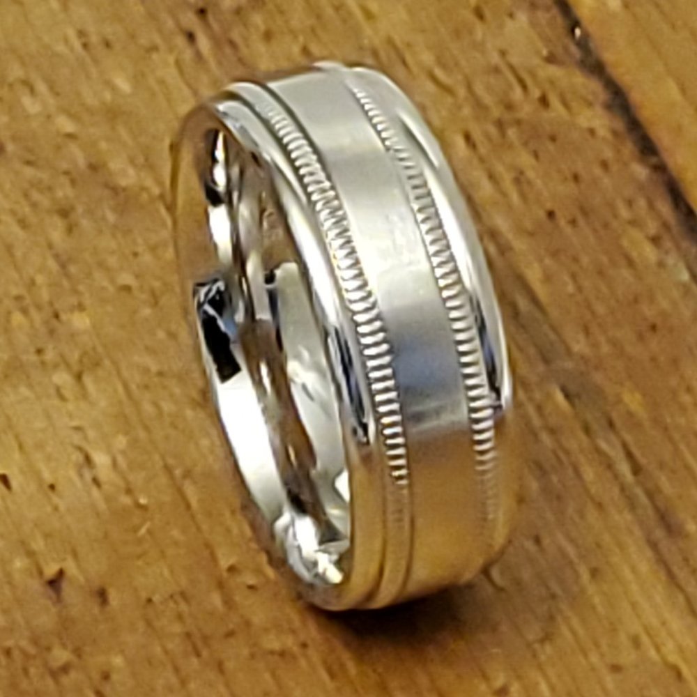 NEW CONFORT FIT BENCHMARK SIGNED RING FLOOR SAMPLE